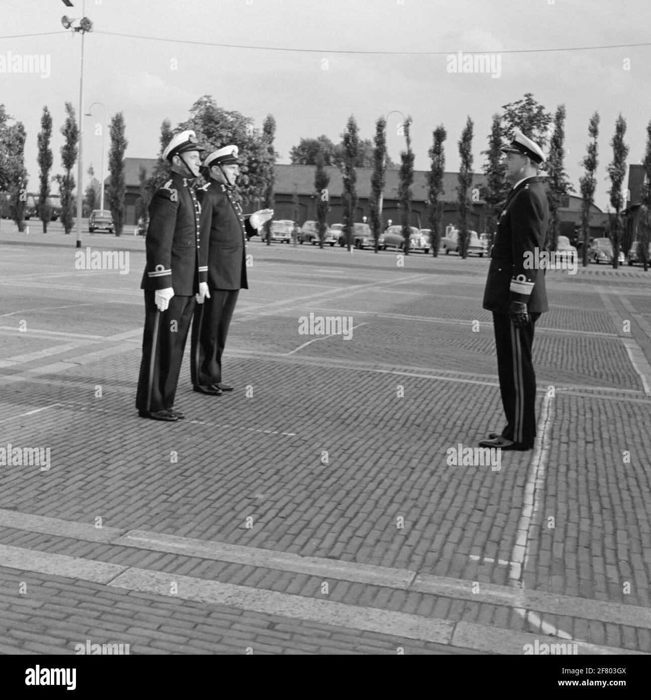 Sulla zona di esercizio di ​​the Van Ghentkazerne (VGKAZ) al ROTAM, Kapitein der Mariniers (Kaptmarns) prende J.P. Laro la direttiva della Cappella Marina della Royal Netherlands Marine (Markap) su Van Kaptmarns H.C. Van Lijnschooten. Il vecchio ed il nuovo rapporto del direttore al comandante del corpo marino (ckmarns) generale-maggiore dei Mariniers (Genmajmarns) J.G.M. NASs. Foto Stock