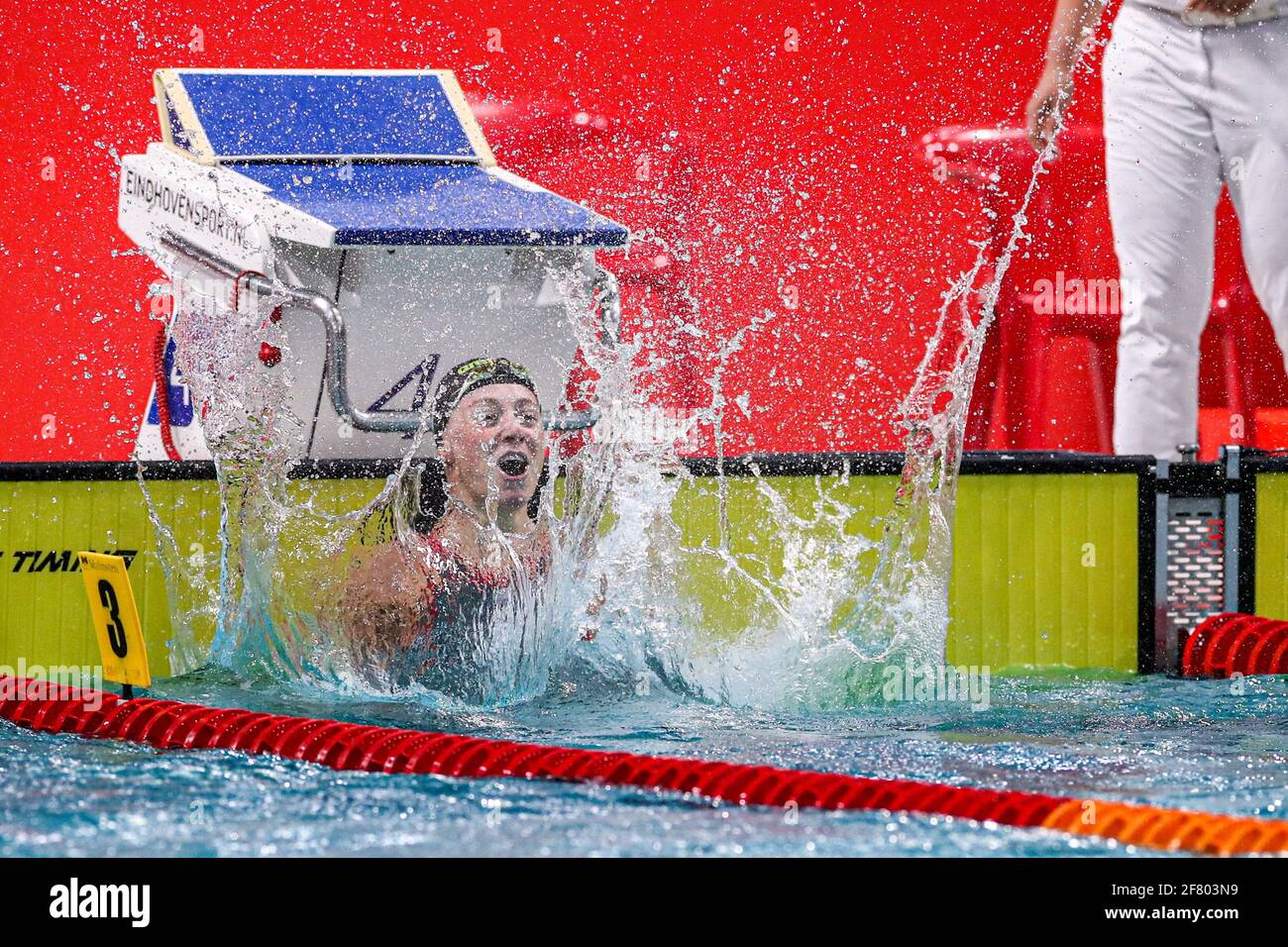 EINDHOVEN, PAESI BASSI - APRILE 10: Kira Toussaint dei Paesi Bassi festeggia il suo record europeo nel backstroke femminile di 50 m durante l'Eindhoven Foto Stock