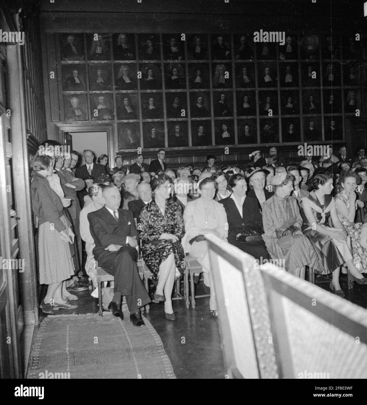 Foto reportage della promozione di Daniël Barends, nato nel 1904 ad Amsterdam, al dottore in letteratura e filosofia presso l'Università di Utrecht. Barends è O.M. Conosciuto dalla LVA Flyer classe 1926 a Soesterberg. Sulla famiglia di foto e invitati ospiti. Foto Stock