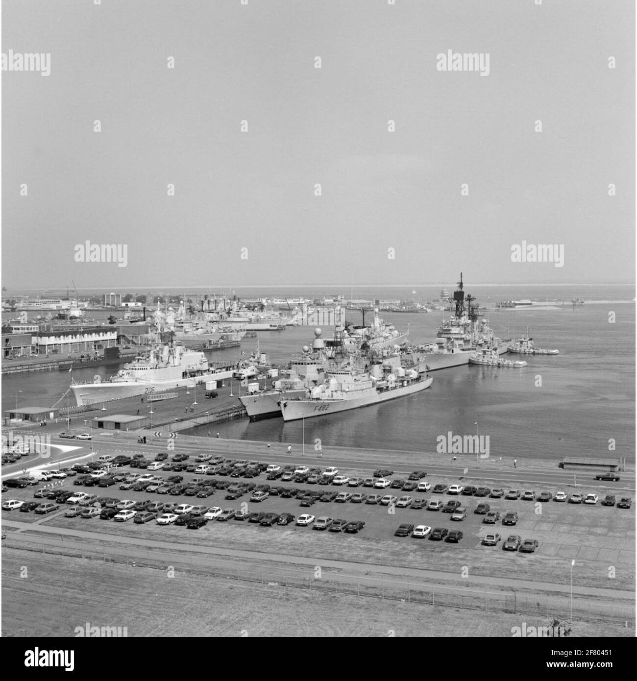Entrata e ormeggio di navi della forza navale permanente Atlantic (StanavForlant) il 23 giugno 1989 a Den Helder, con la fregata tedesca FGS Rheinland-Pfalz (F 209, 1983) su questo lato del molo da sinistra a destra, il comandante portoghese della fregata NRP Roberto Ivens (F 482, 1968) E l'americano Destroyer USS Preble (DDG 46, 1960). Sull'altro lato del molo v.l.n.r. Il canadese Frigate HMCS Saguenay (DDH 206, 1956, appena per vedere la sinistra) e l'olandese S-Frigate HR.MS Bloys di Treslong (F 824, 1982-2003). Foto Stock
