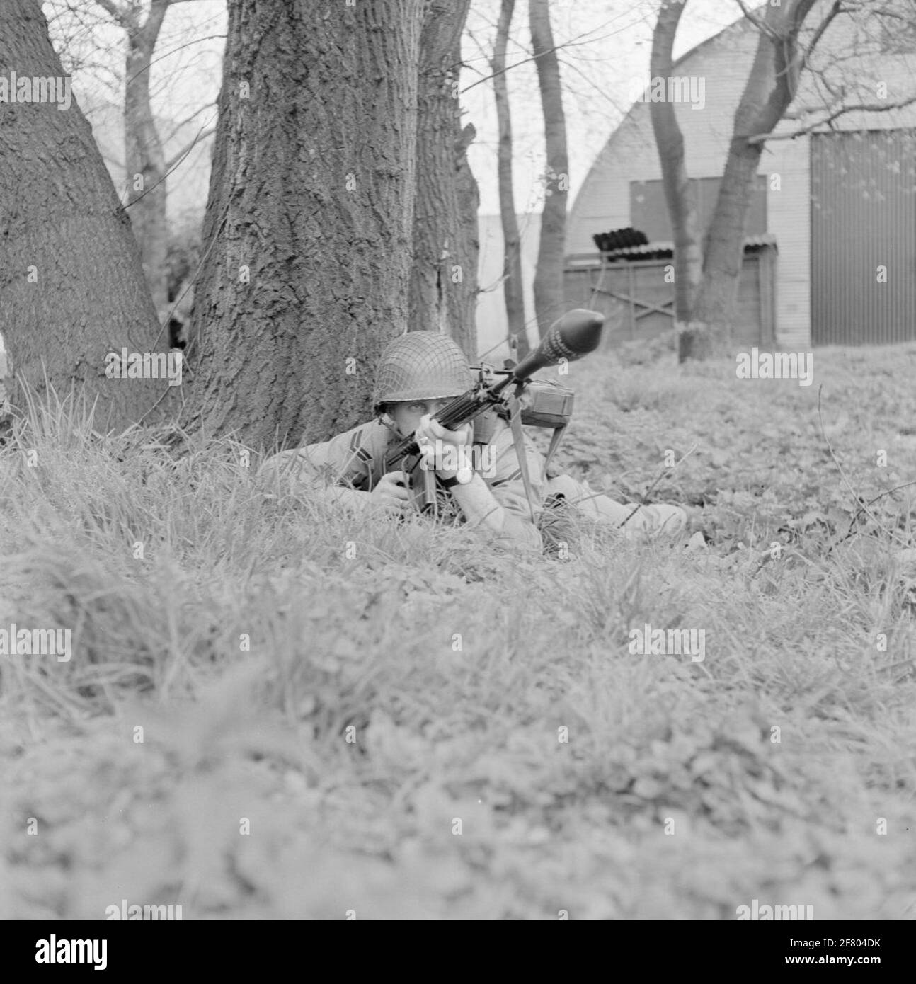 Un caporale dei Mariniers (Kplerns) come sparatutto granaio di pistola sul campo della Van Ghentkazerne (VGKAZ) al ROTAUM. L'arma anticarro è posta su un fucile NATO fal da 7.62 mm. Fal significa fucile automatico fucile (fucile automatico leggero) ed è prodotto dalla fabbrica belga Fn (Fabrique Nationale de Herstal). Foto Stock