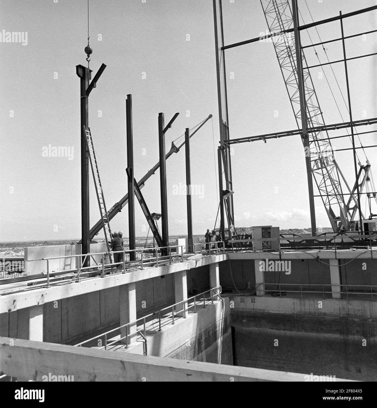 Il nuovo Fregattendok coperto (Dock 6, chiamato anche il nuovo bacino) del Rijkswerf (RW) a Den Helder circa 1978. Foto Stock