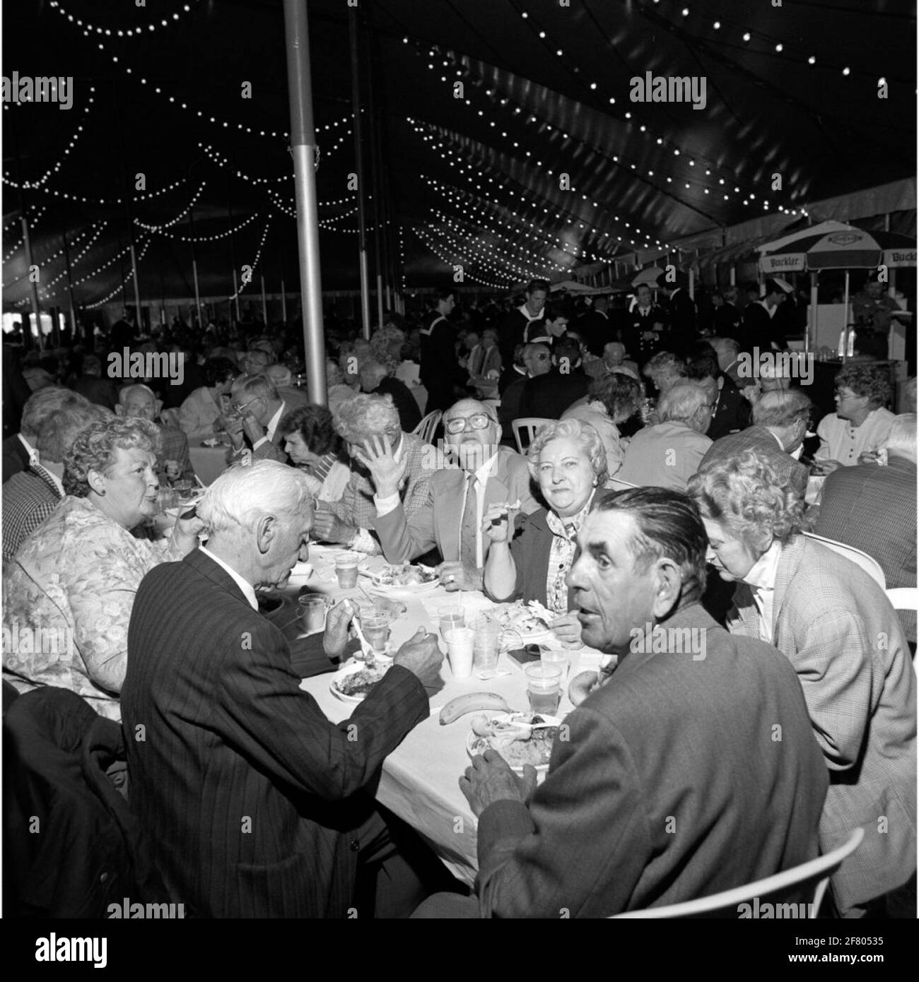 I veterani ricevono un drink e un pranzo offerti durante il giorno dei Veterani Koninklijke Navy nel maggio 1990 in una grande tenda per visitatori nel campo del Marinekazerne Willemsoord a Den Helder. Foto Stock