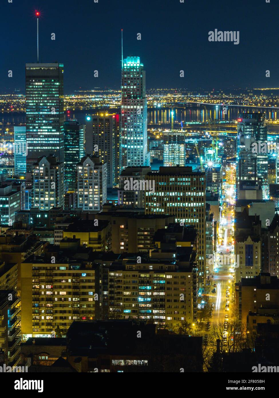 vista alta di una città di notte con edifici alti vista verticale Foto Stock