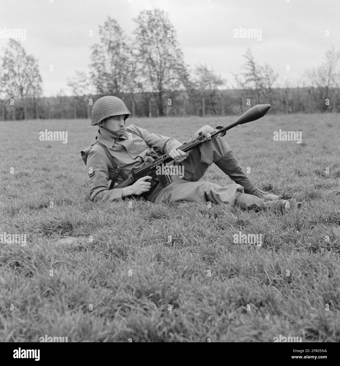 Un caporale dei Mariniers (Kplerns) come sparatutto granaio di pistola sul campo della Van Ghentkazerne (VGKAZ) al ROTAUM. L'arma anticarro è posta su un fucile NATO fal da 7.62 mm. Fal significa fucile automatico fucile (fucile automatico leggero) ed è prodotto dalla fabbrica belga Fn (Fabrique Nationale de Herstal). Foto Stock