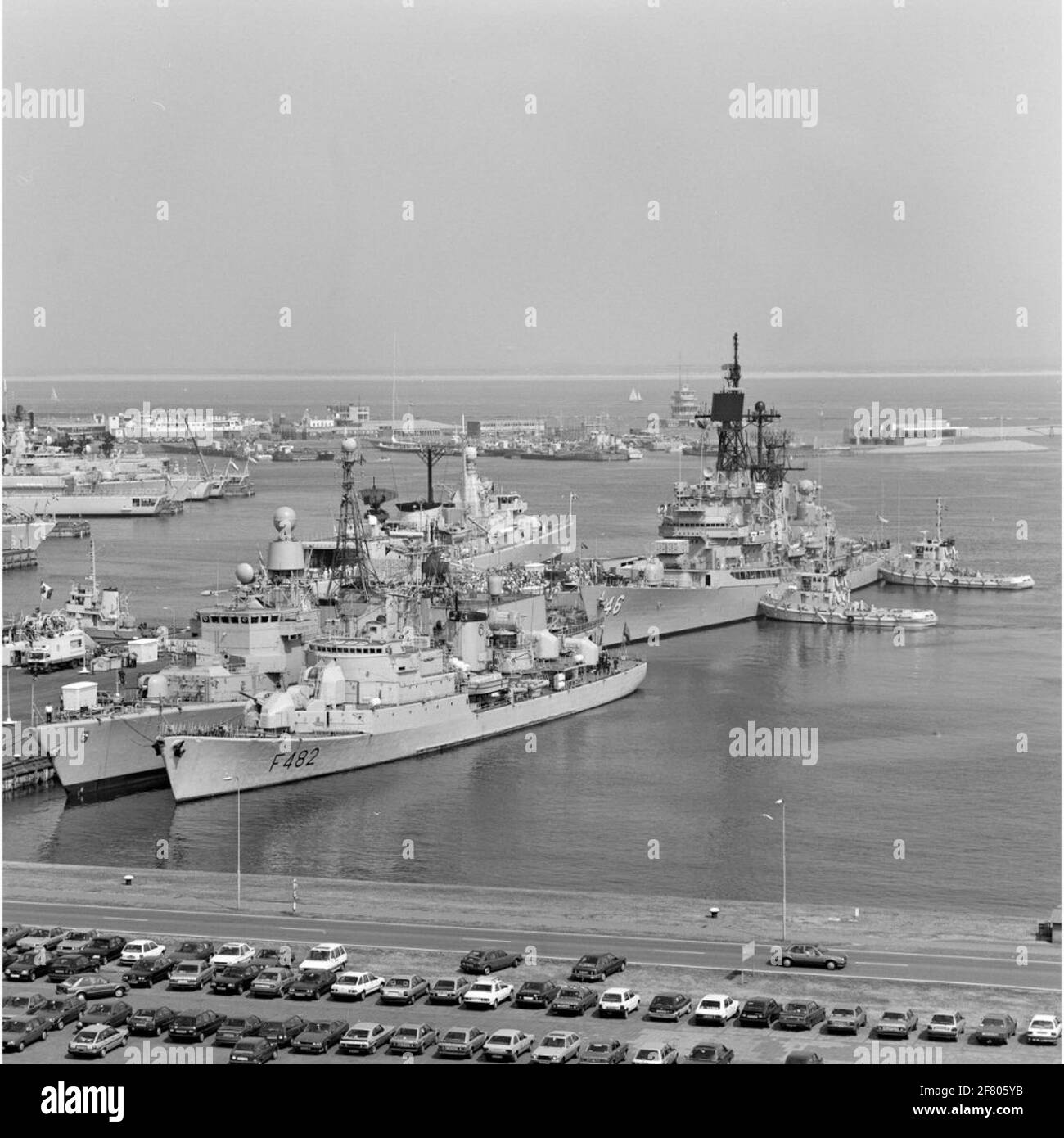 Entrata e ormeggio di navi della forza navale permanente Atlantic (StanavForlant) il 23 giugno 1989 a Den Helder, con la fregata tedesca FGS Rheinland-Pfalz (F 209, 1983) su questo lato del molo da sinistra a destra, il comandante portoghese della fregata NRP Roberto Ivens (F 482, 1968) E l'americano Destroyer USS Preble (DDG 46, 1960). Sull'altro lato del molo v.l.n.r. Il canadese Frigate HMCS Saguenay (DDH 206, 1956, appena per vedere la sinistra) e l'olandese S-Frigate HR.MS Bloys di Treslong (F 824, 1982-2003). Foto Stock