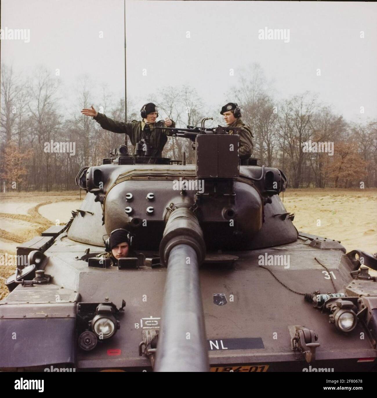 Un istruttore fornisce istruzioni sul funzionamento della ringhiera a bordo Mg3i da 7.62 mm a un membro dell'equipaggio di un serbatoio Leopard 1. Foto Stock