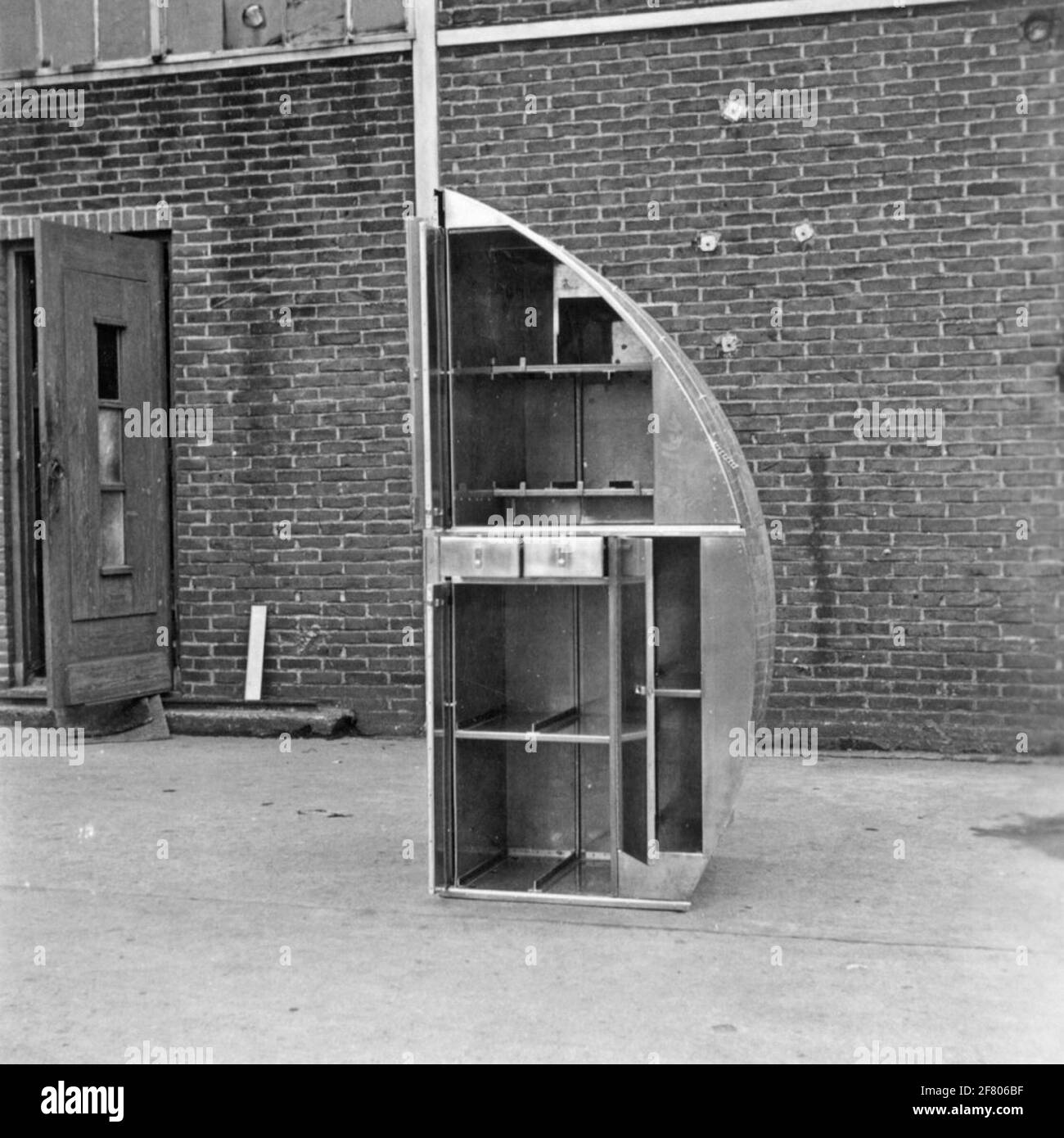 La sala di assemblaggio e produzione della fabbrica di aerei Aviolaland intorno al 1950, dove furono costruiti e mantenuti vari aeromobili e parti di aeromobili per il Marine Amaestry Service (MLD) e la Royal Netherlands Air Force (KLU). Foto Stock