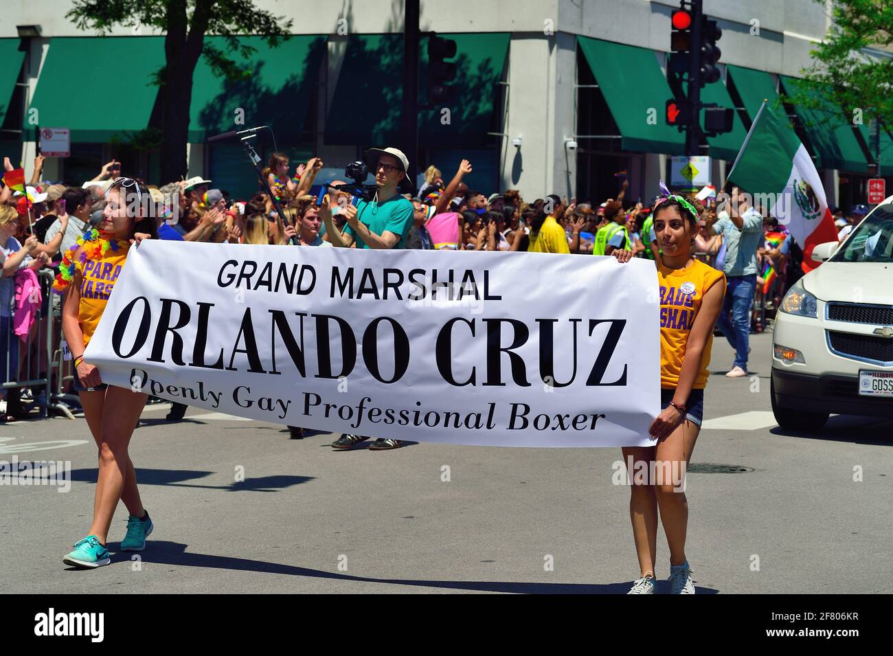 Chicago, Illinois, Stati Uniti. Bandiere e bandiere annunciano l'inizio della sfilata di Chicago Pride. Foto Stock