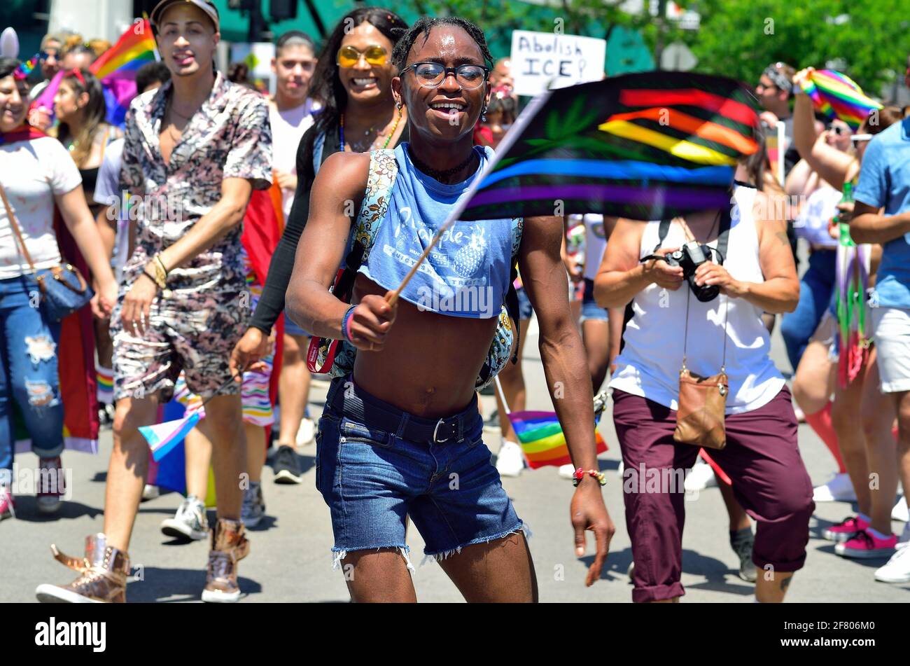 Chicago, Illinois, Stati Uniti d'America. Uno dei molti Parade partecipanti celebrare la diversità nell'annuale Chicago Pride Parade. Foto Stock