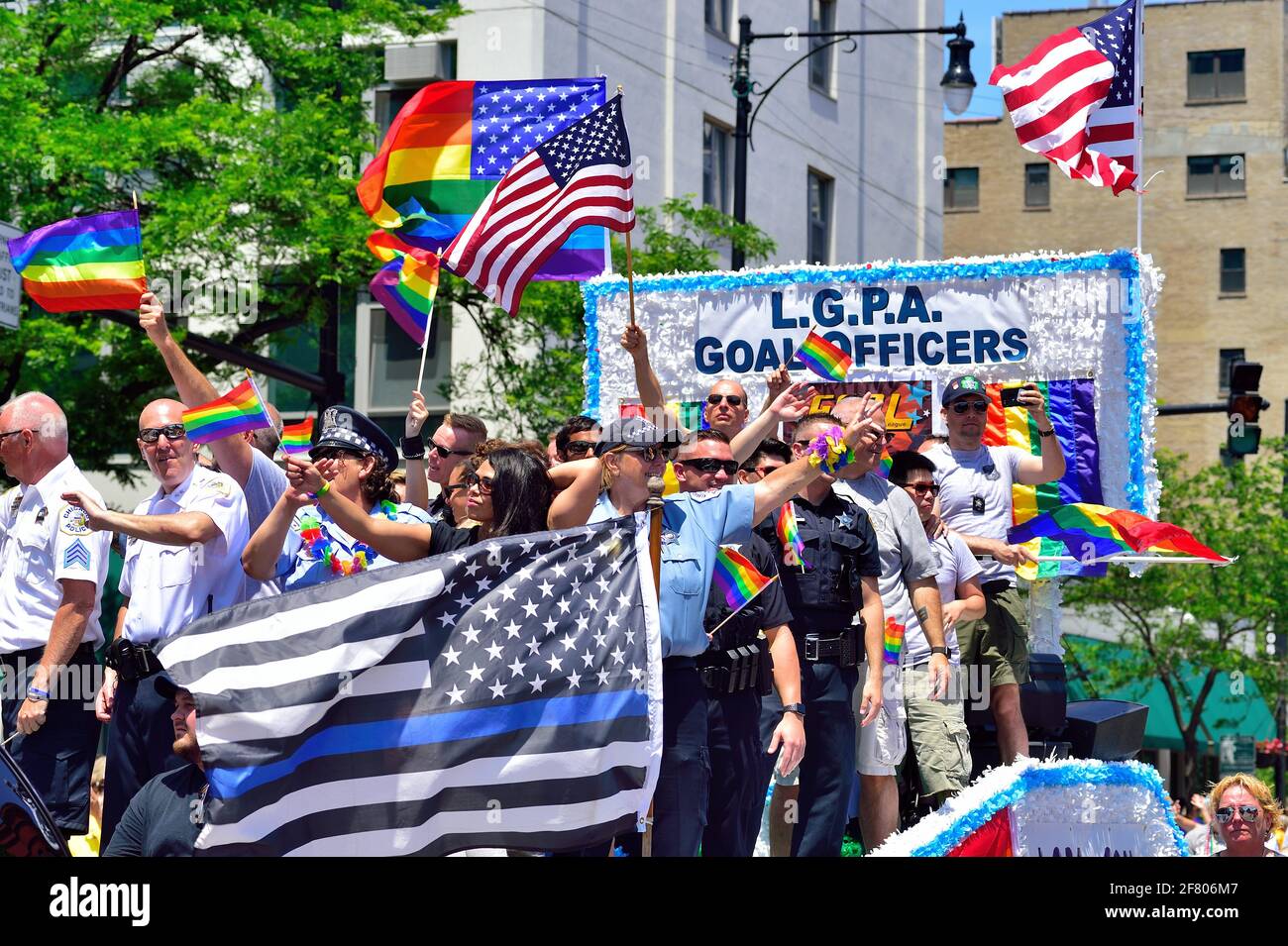 Chicago, Illinois, Stati Uniti. Uno dei numerosi carri e voci che celebrano la diversità nella sfilata annuale di Chicago Pride. Foto Stock