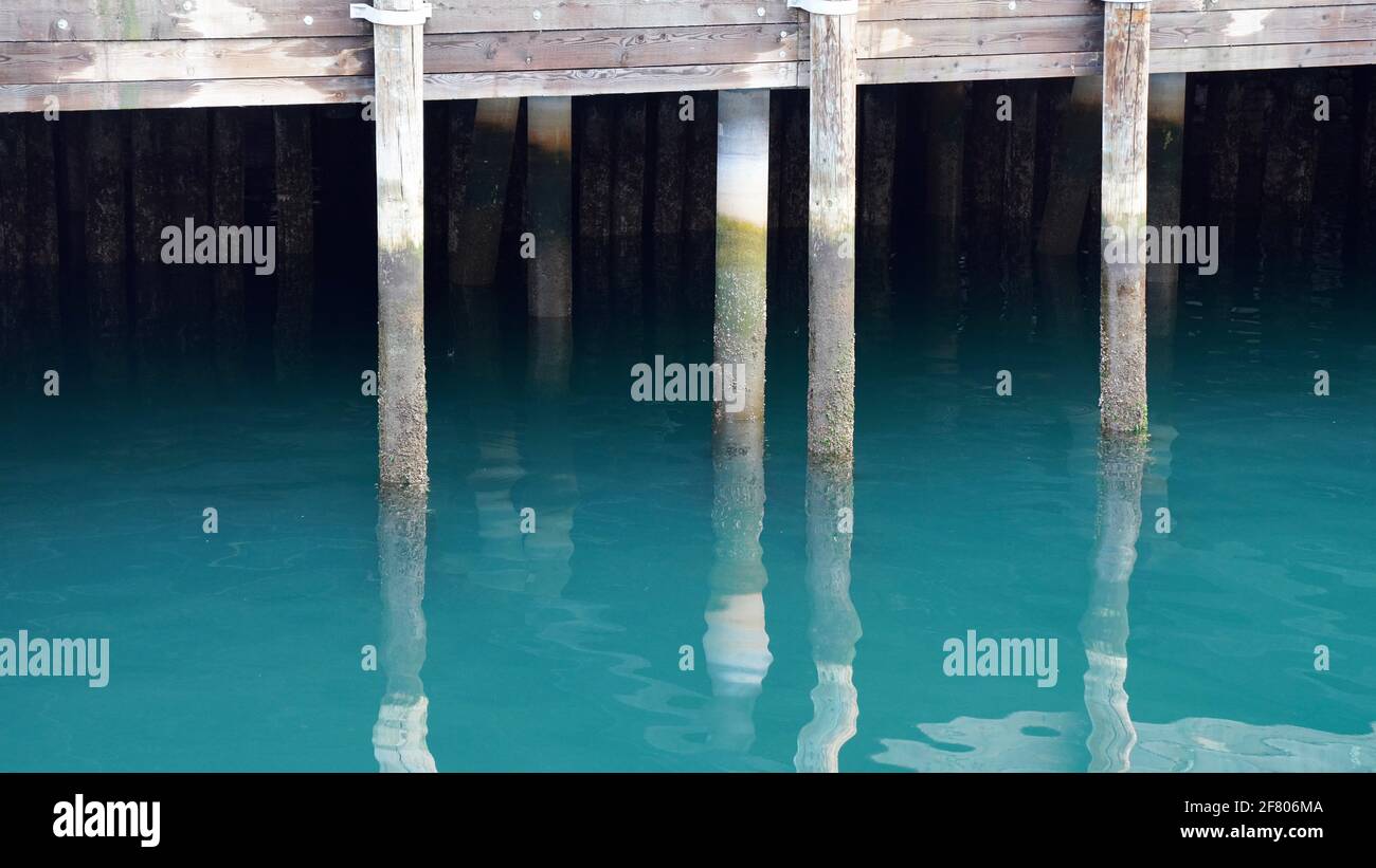 Colonne di legno del corridoio nell'acqua blu dell'oceano, a Seattle, Washington, Stati Uniti. Foto Stock