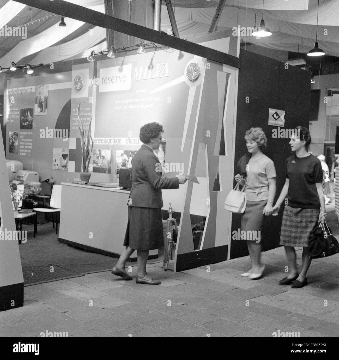 Una Milva condivide opuscoli con una posizione di reclutamento in una fiera per le donne. Foto Stock