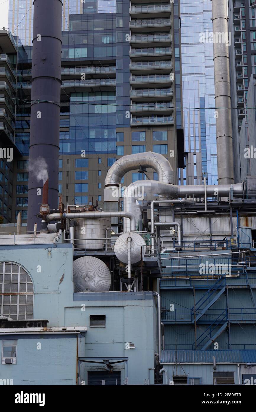 Condotte metalliche e camino nero su edifici alti a Seattle, Washington, USA. Foto Stock