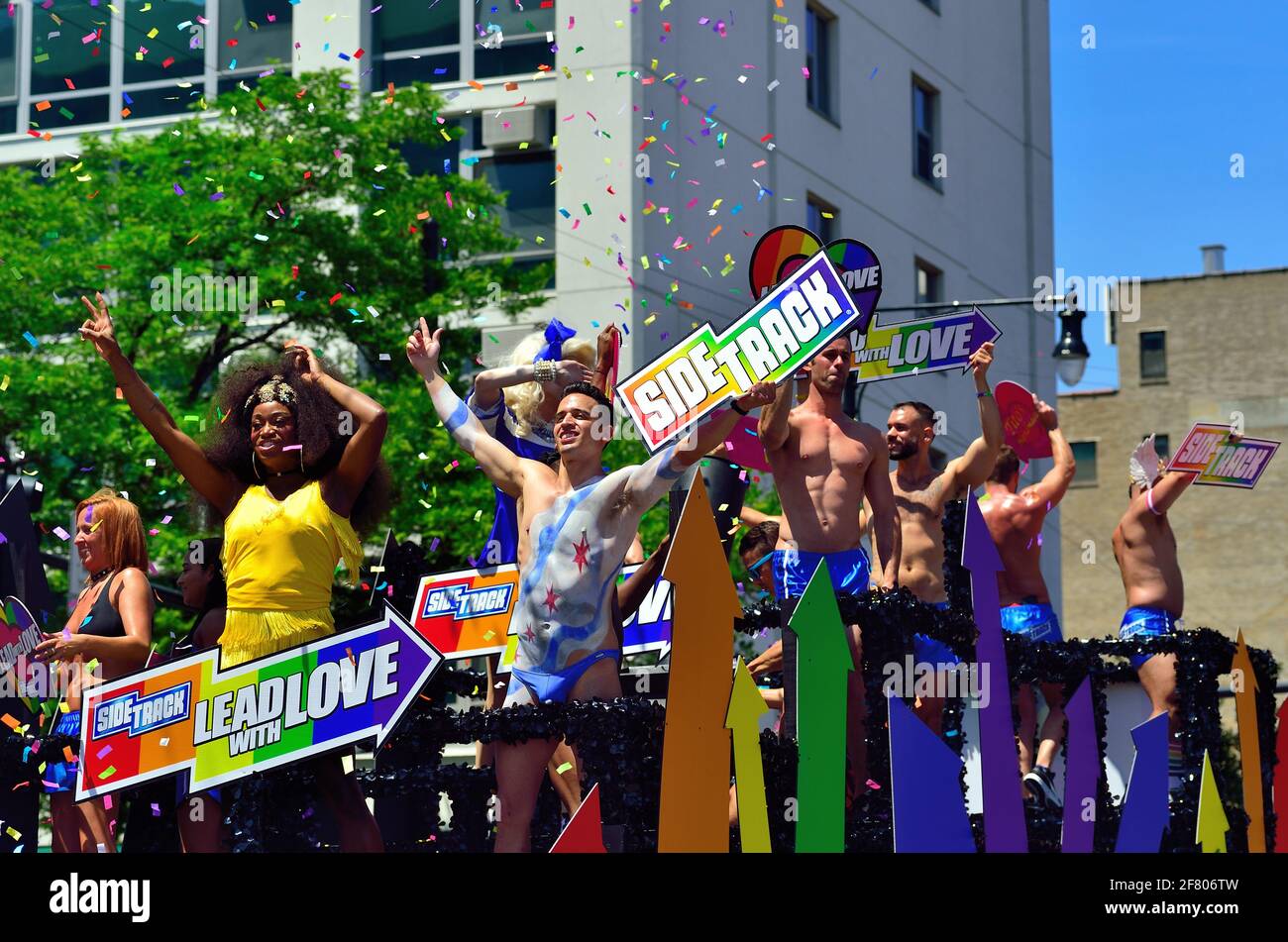 Chicago, Illinois, Stati Uniti. Uno dei numerosi carri e voci che celebrano la diversità nella sfilata annuale di Chicago Pride. Foto Stock