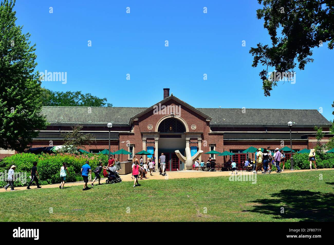 Chicago, Illinois, Stati Uniti. Un vivace padiglione al Lincoln Park Zoo, lo zoo è gestito dal Chicago Park District e l'ingresso è gratuito. Foto Stock