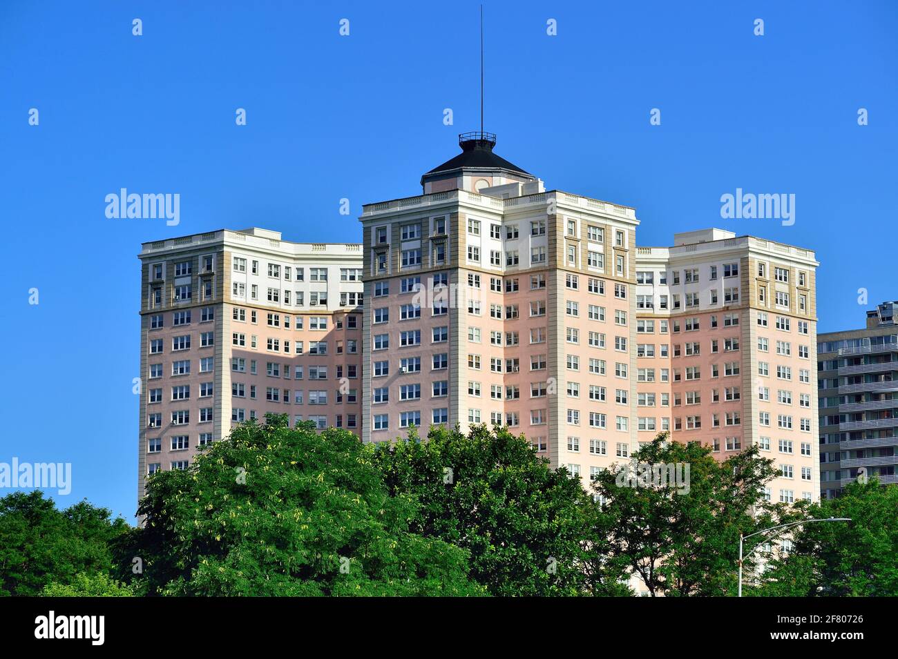 Chicago, Illinois, Stati Uniti. Il distintivo Edgewater Beach Apartments Building si affaccia sul Lago Shore Drive e sul Lago Michigan sul lato Nord della citta'. Foto Stock