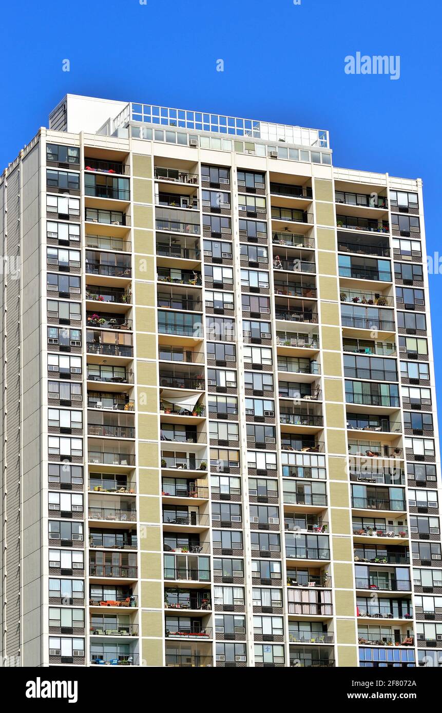 Chicago, Illinois, Stati Uniti. Un alto edificio lungo Sheridan Road, uno dei molti nell'area composta da appartamenti e condomini. Foto Stock