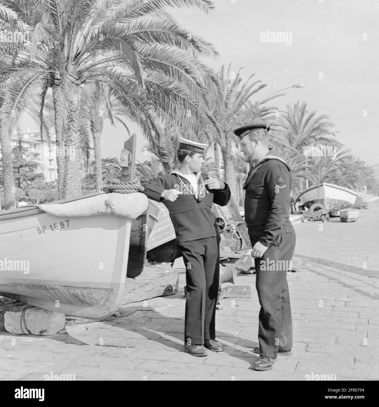 Gita autunnale da Smaleel 1 che consiste di HR.MS De Ruyter (il fiore all'occhiello), HR.MS Amsterdam, HR.MS Olanda (da novembre 11), HR.MS Rotterdam, HR.MS Leone di mare, hr.ms. L'amaro (tra l'8 e il 22 novembre) e l'HR.MS L'abitante della Zelanda. Una parte dello squadrone partì da Den Helder, un'altra parte da Rotterdam. Il viaggio è andato VA Brest, Gibilterra, Livorno, la Spezia, Lerici, La Specia, Gibilterra, Falmouth, Plymouth e Portland tornano a Den Helder. Un machinista della prima classe (Mach 1) in una conversazione animata con un collega italiano. Foto Stock