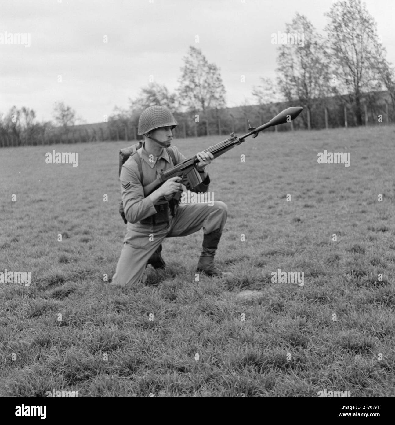 Un caporale dei Mariniers (Kplerns) come sparatutto granaio di pistola sul campo della Van Ghentkazerne (VGKAZ) al ROTAUM. L'arma anticarro è posta su un fucile NATO fal da 7.62 mm. Fal significa fucile automatico fucile (fucile automatico leggero) ed è prodotto dalla fabbrica belga Fn (Fabrique Nationale de Herstal). Foto Stock