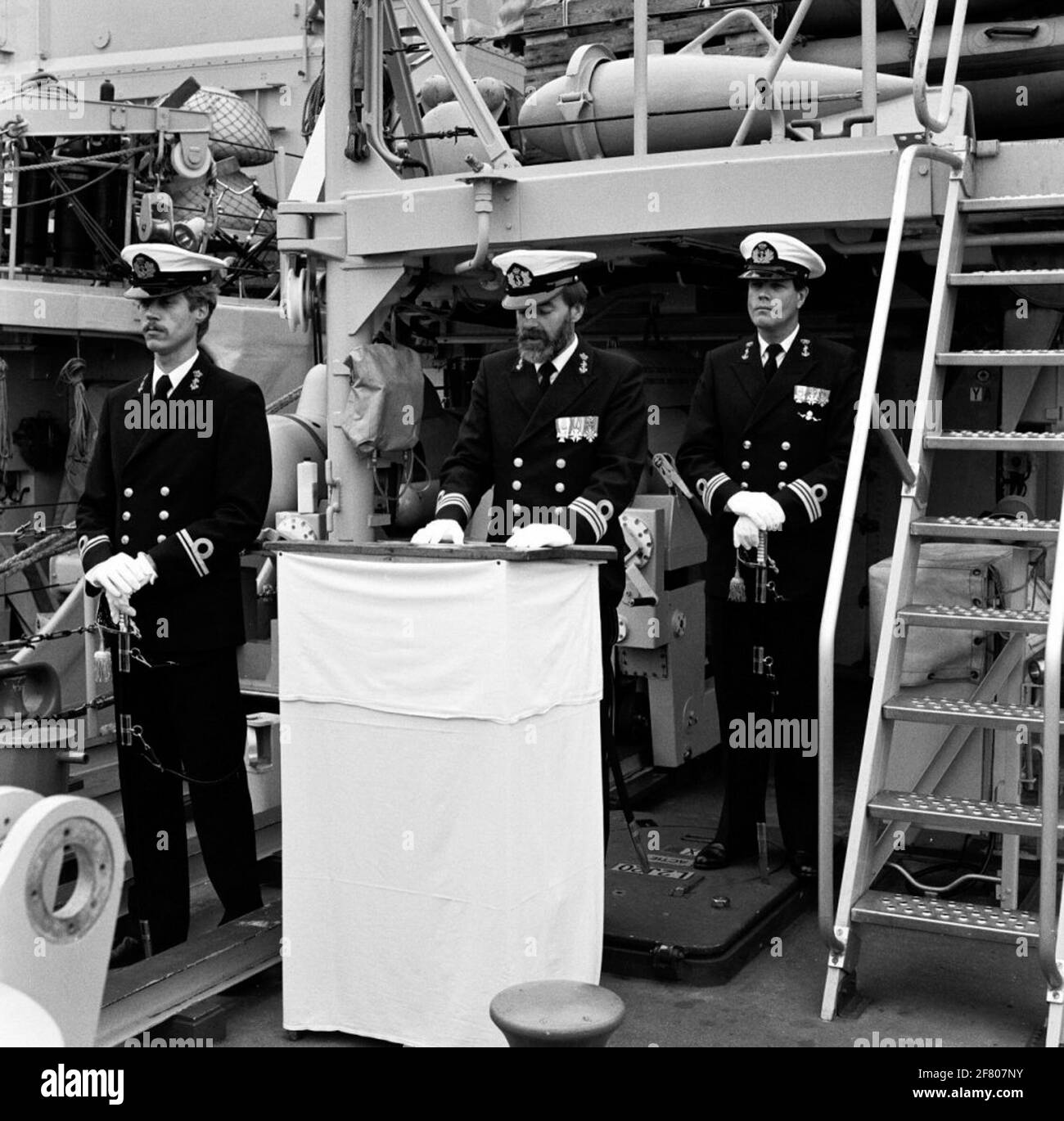 Trasferimento di comando a bordo del cacciatore tripartito della miniera Alkmaar-Class, HR.MS Harlingen (1984-2003). Tenente in mare di servizi di ​​special di prima classe (LTZSD 1) J.O. Geertsma trasferisce il comando al tenente in mare di ​​special servizi della prima classe (LTZSD 1) J.G. FOX. Ltzsd 1 J.O. Geertsma tiene un discorso. LTZSD 1 J.G è dietro di lui. FOX. Foto Stock