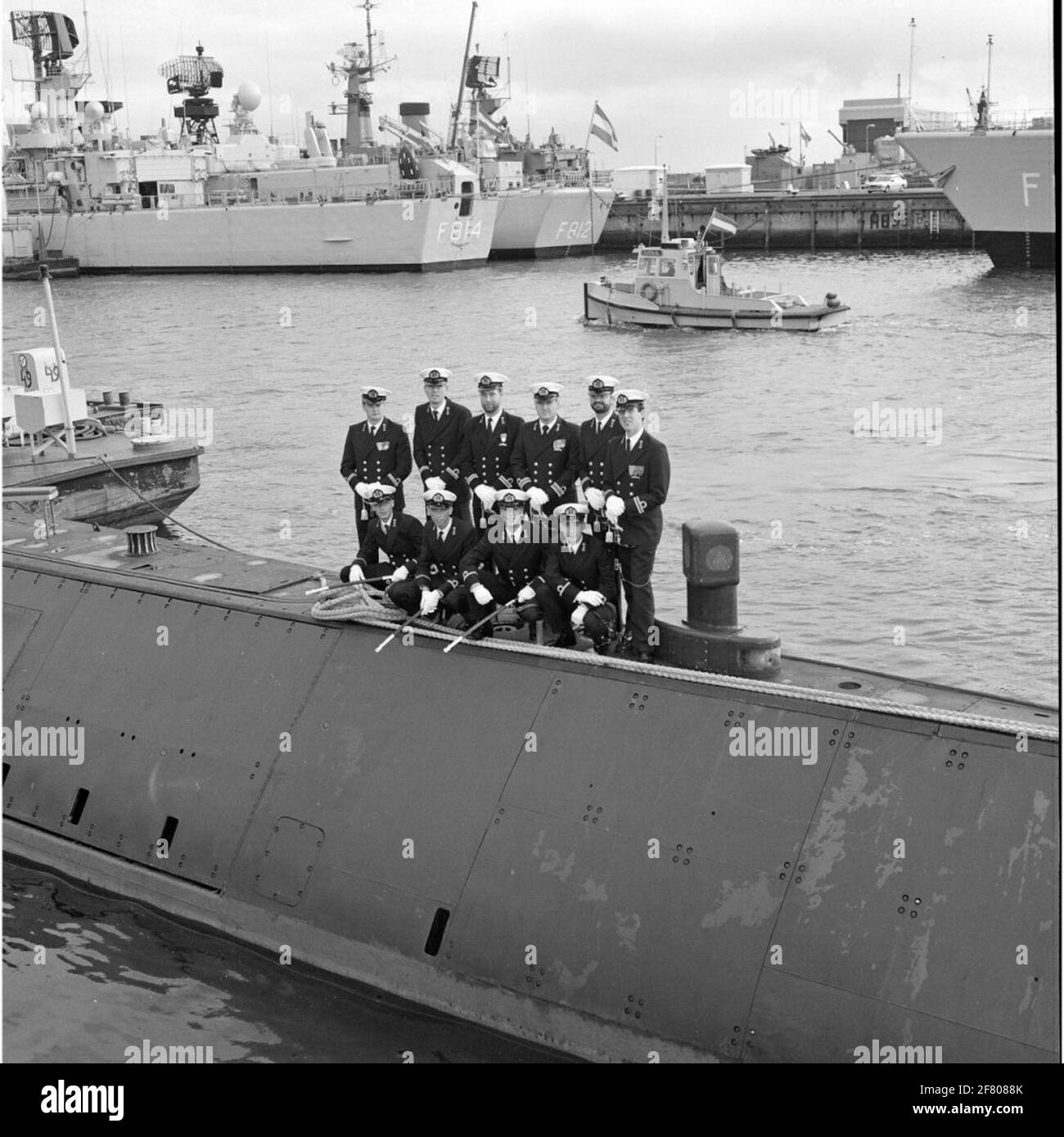 Una parte dell'equipaggio (ufficiali) di HR.MS Guarnizione (1961-1990). In piedi 4 ° della sinistra, tenente al mare di ​​1a classe A.J. Entrambi, comandante di HR.MS Guarnizione. In piedi a destra, tenente al mare di ​​2 ° classe più vecchia categoria E.H. Torba. In background HR.MS ISAAC Sweers (1968-1990) e HR.MS FC.ms. Jacob van Heemskerck (1986-2004). Foto Stock