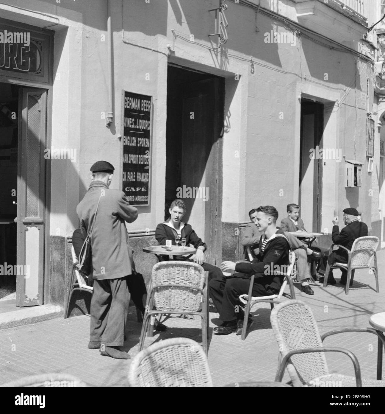 Marinai di pratica malfess 5 passeggeri a Cadice, marzo 1956. Foto Stock
