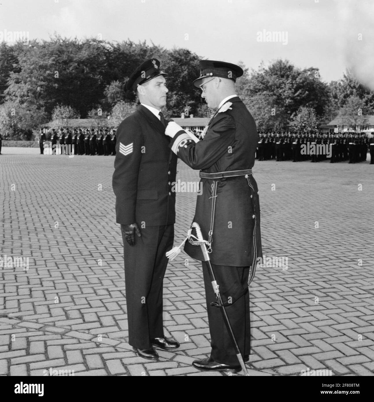 Al corpo dei Marines, nel Van Braam Houckgeestkazerne (VBHKAZ) a Doorn, si svolge una presentazione di medaglia. Il comandante delle forze Seaworthy (BDZ) vice-ammiraglio (VADM) A.H.J. Van der Estimed Olivier incula croce di merito (kv) a un sergente-maggiore Kite (SMJRV) della Marina reale. Questa croce di merito viene premiata 'a causa di un'azione coraggiosa e politica nella Nuova Guinea olandese?. Foto Stock