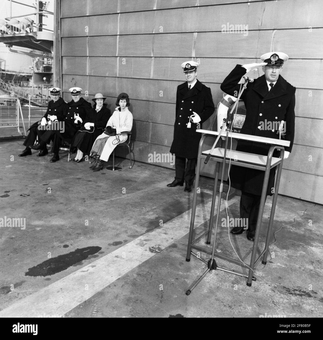 Comando trasferimento a bordo della fregata standard della Kortenaer-Classe HR.MS Callenburgh. Collegamenti in piedi il defunto comandante lieutenant in mare di ​​the prima classe J.P. Martijn e il comandante di Naturing Capitano Lieutenente al mare R. Bernard. Foto Stock