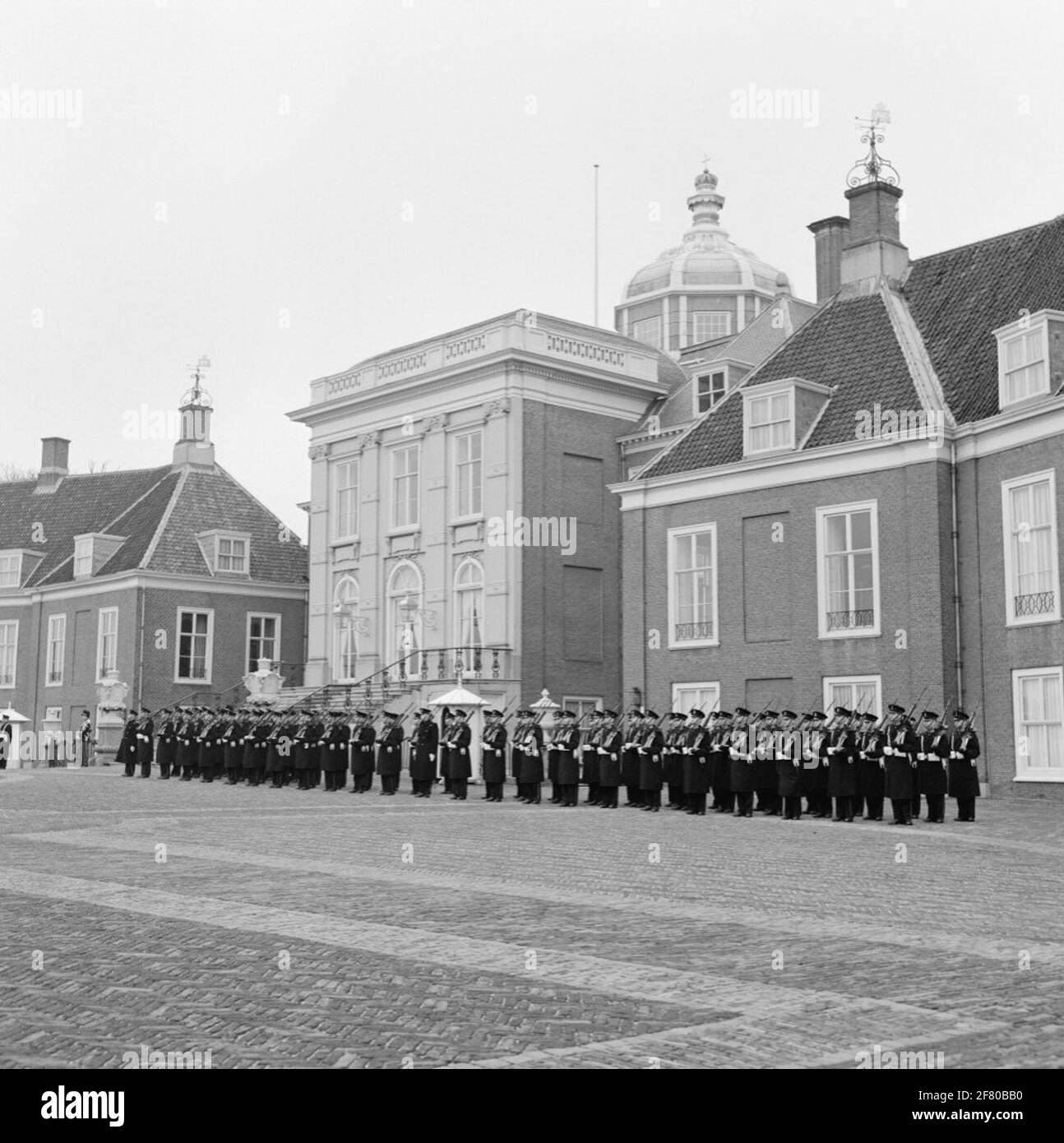 Nell'offrire credenziali degli Ambasciatori di Algeria e Romania a Koningin Juliana al Palace Huis ten Bosch all'Aia, la guardia onoraria è formata dal corpo dei Marines. Foto Stock