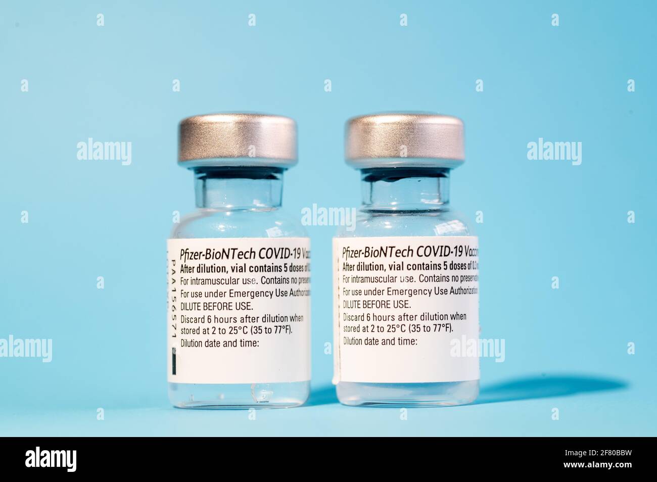 Fiale di Pfizer - vaccini BioNTech per il trattamento con coronavirus (COVID-19). La Spagna questa settimana ha ricevuto una nuova spedizione di 1.2 milioni di dosi di vaccino Foto Stock