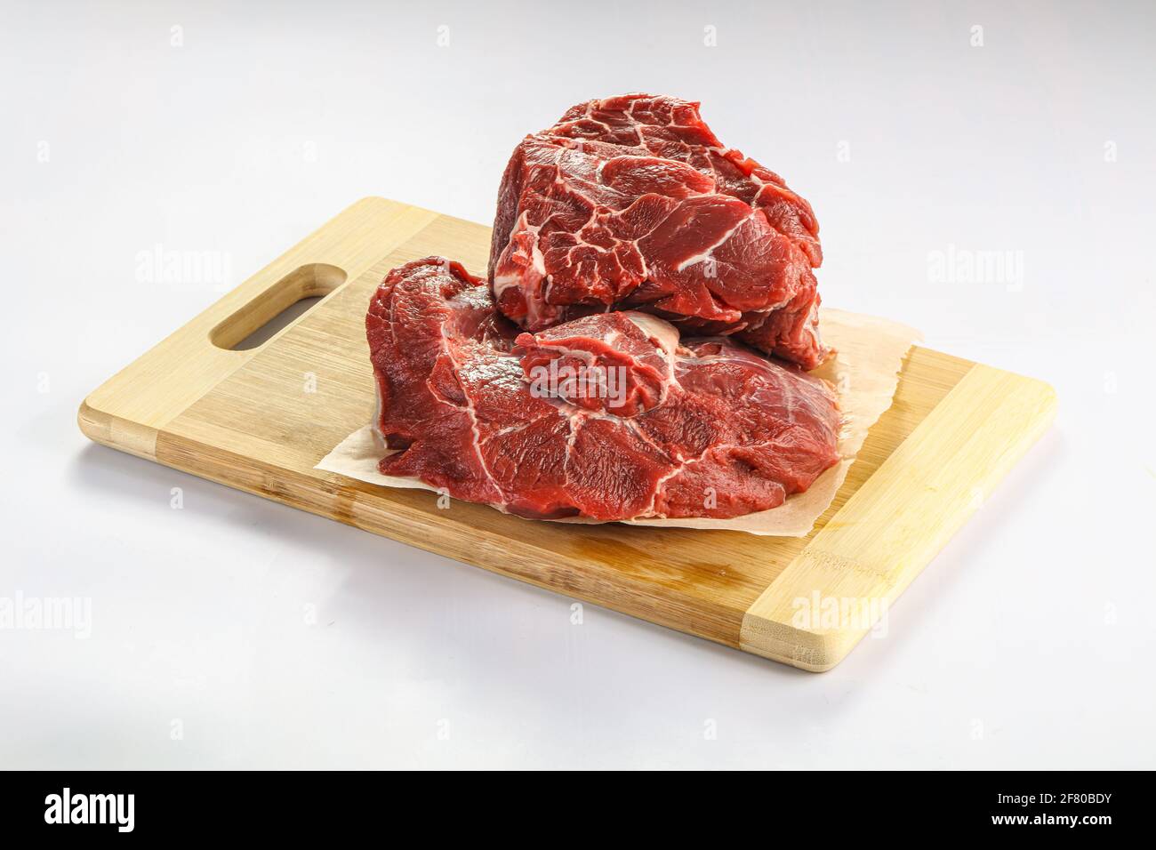 Collo di manzo grezzo isolato sopra bordo Foto Stock