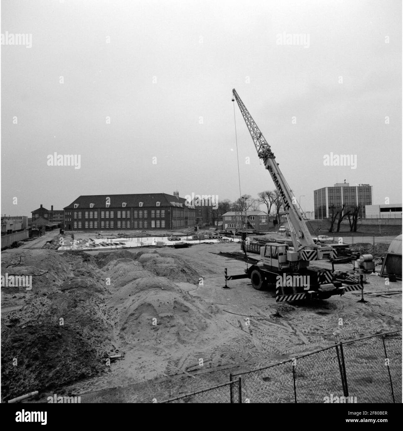 Cantiere per il nuovo edificio scolastico (Enys House) T.B.V. Il Royal Institute for the Marine. Sullo sfondo l'edificio scolastico (monastero). Sulla destra il DHTC, Centro di formazione Den Helder per l'industria off-shore. Foto Stock