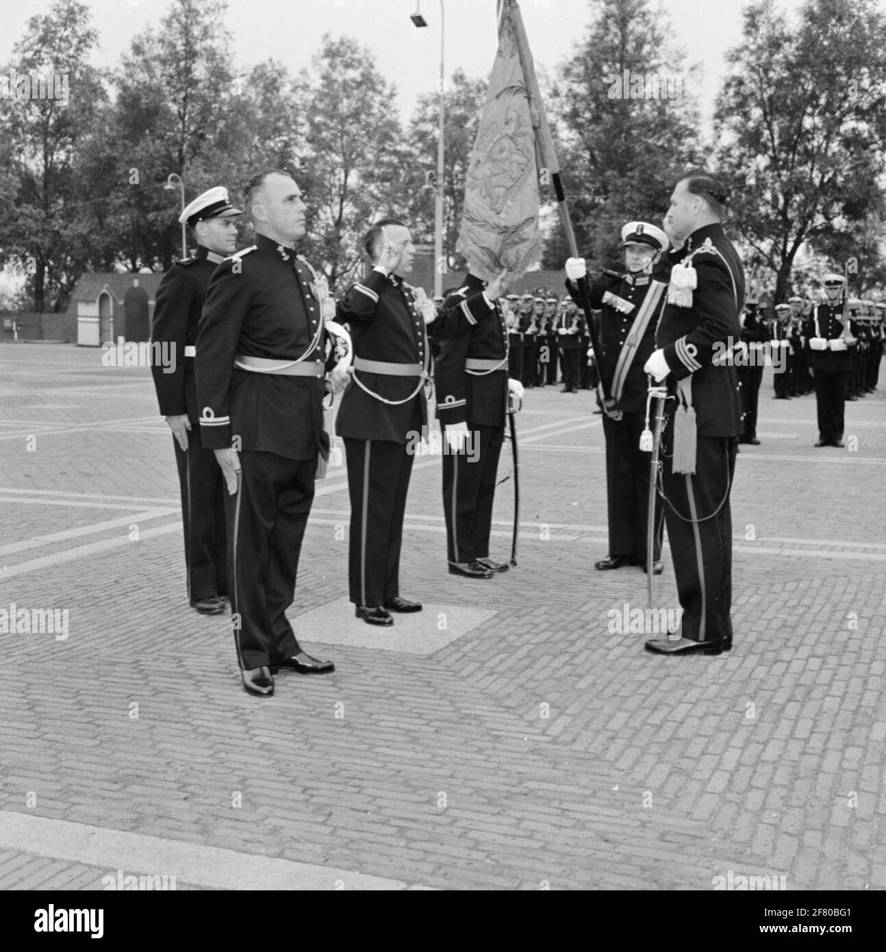 Sull'area di esercizio di the Van Ghentkazerne (VGKAZ) all'Approxis di Rotterdam, un giuramento di tre ufficiali dal corpo dei Mariniers dal comandante del VGHAZ. Un funzionario dei servizi commerciali è un sottoufficiale aggiudicatario (AOO) nominato come ufficiale: In questo caso al primo-tenente dei Mariniers (Eltmarns). Foto Stock