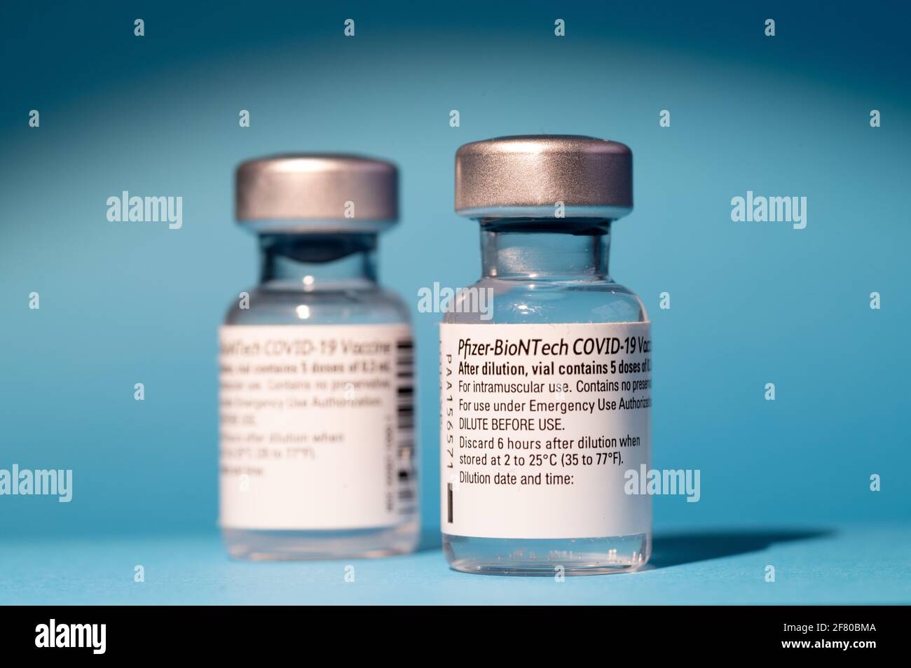 Fiale di Pfizer - vaccini BioNTech per il trattamento con coronavirus (COVID-19). La Spagna questa settimana ha ricevuto una nuova spedizione di 1.2 milioni di dosi di vaccino Foto Stock