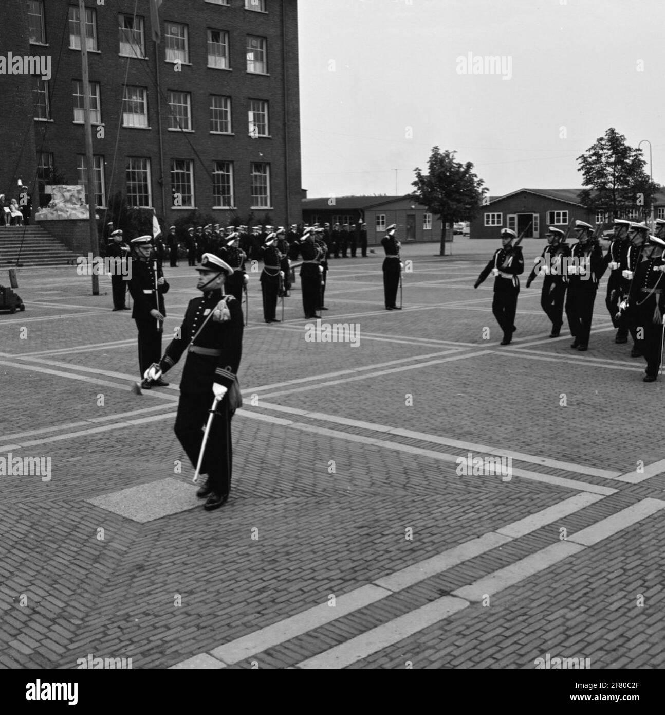 Sull'area di esercizio di ​​the Van Ghentkazerne (VGKAZ) all'Approxis di Rotterdam, un luogo giurato di tre chiarimenti del corpo dei Marines dal comandante del VGKAZ. Dopo l'oscillazione, un dehip segue per i nuovi ufficiali nominati. Foto Stock