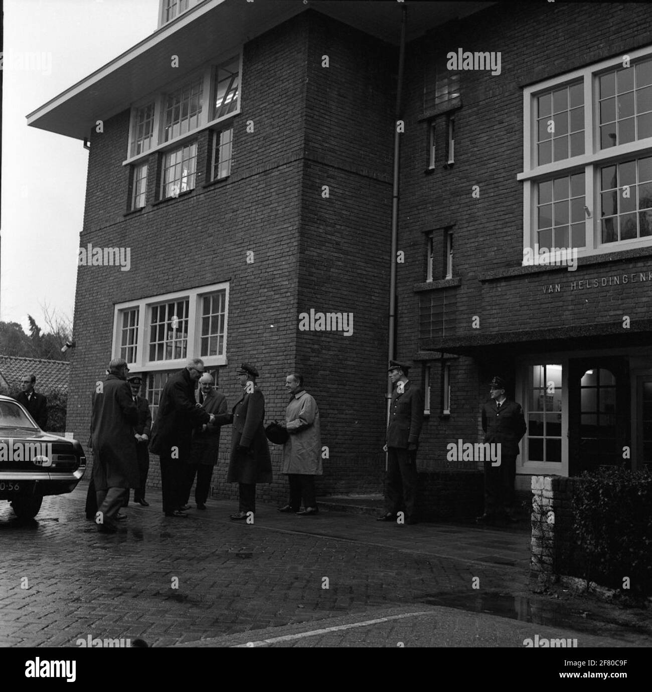 Il Centro Meteorologico dell'Aeronautica militare (Lumetc). La ristrutturazione della parte del Rossinibunker designata per il Lumetc. L'ala orientale di Hilversum era pronta il 15 marzo 1965 e fu immediatamente coinvolta. Il 25 novembre dello stesso anno, l'apertura ufficiale del bunker ristrutturato ha avuto luogo dal Segretario di Stato per la Difesa / KLU J.J.F. Borghouts.in presenza di O.A. Il tenente generale della BDL Wolff, tenente generale B.D. C. GIEBEL, prof.dr.W. Bleeker, HFD.dir KNMI ha messo in funzione tre reti telex e un facsimilet. Foto Stock