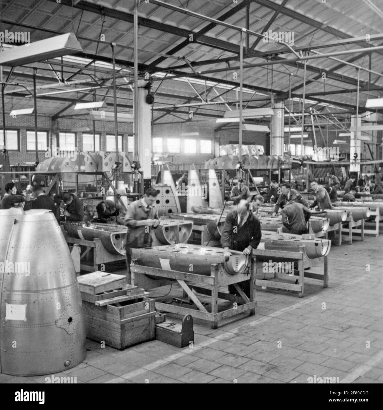 Sala di assemblaggio e produzione di aeromobili e parti di aeromobili nello stabilimento di Aviolaland Airplane a Papendrecht intorno al 1950. Diversi aeromobili per il servizio di trasporto aereo marino (MLD) e la Royal Netherlands Air Force (KUU) (co-parte) sono stati costruiti e mantenuti da Aviolaland. Foto Stock