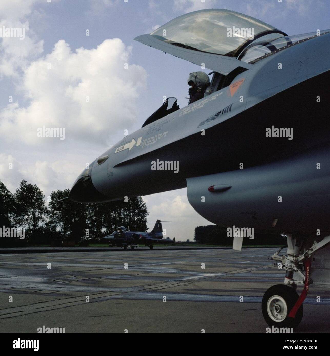 Captain-kite W.J. Sneek in a General Dynamics F-16A.on the background è un Lockheed F-104G Starfighter di 322 Squadron. Foto Stock