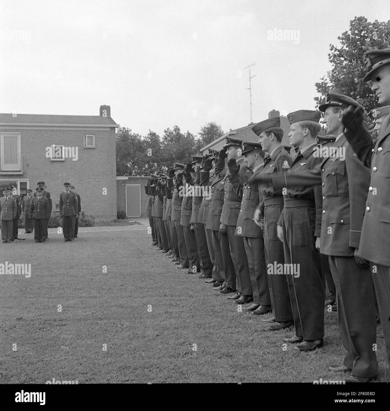 Divulgazione ufficiale di una targa e posizionamento su una base metallica sul prato per officeress con Spitfire Mark IX MK 732 che è stato precedentemente organizzato da 315 Squadron dal comandante della base aerea di Eindhoven Kolonel-kite J. van Arkel. Foto Stock