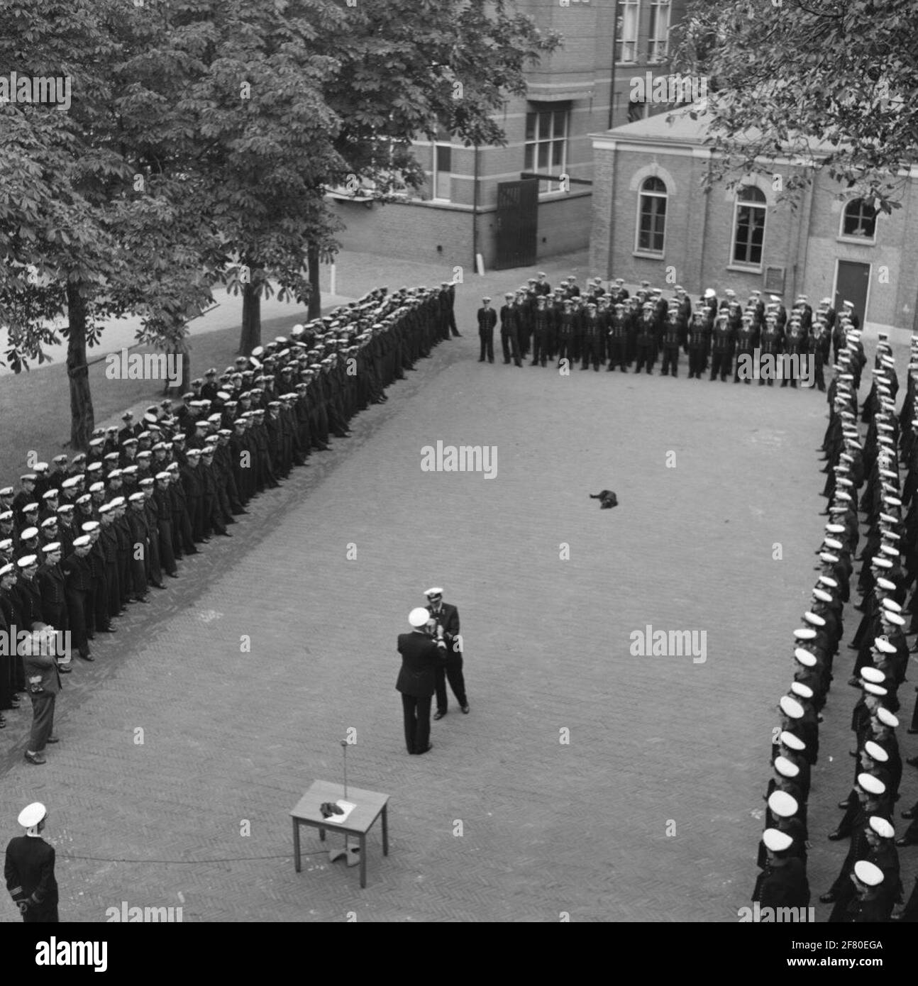 Cerimonie di premiazione dopo la formazione di ufficiali professionali da parte del comandante del Royal Institute for the Marine, Capitano a Sea H.A.W. Goossens MWO-4, tenente in mare di ​​the 3° classe e, J, H, G, da Swaay riceve il F. P. Tazza Snelthlage '. Fa parte della serie di oggetti AVDKM 540655 e 540658. Foto Stock