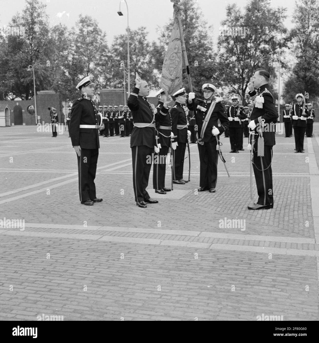 Sull'area di esercizio di the Van Ghentkazerne (VGKAZ) all'Approxis di Rotterdam, un giuramento di tre ufficiali dal corpo dei Mariniers dal comandante del VGHAZ. Un funzionario dei servizi commerciali è un sottoufficiale aggiudicatario (AOO) nominato come ufficiale: In questo caso al primo-tenente dei Mariniers (Eltmarns). Foto Stock