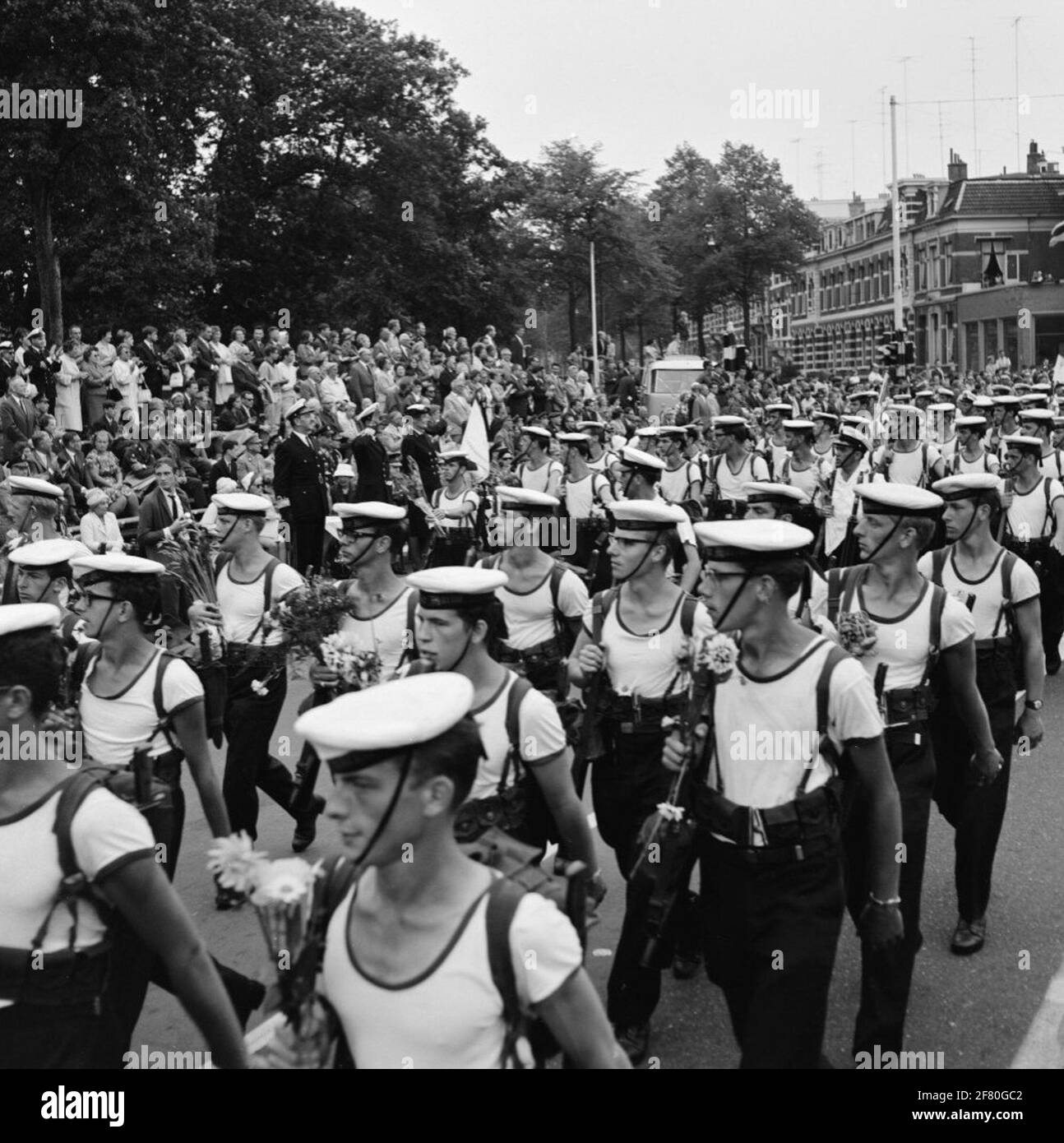 L'ultimo giorno delle quattro Marche giorni a Nijmegen. DEILERE SULLA VIA GLEASE: Sul palco Stand da sinistra a destra il comandante del corpo dei Marini, il comandante del Neemacht Nederland e il capo del dipartimento delle donne marine. Foto Stock