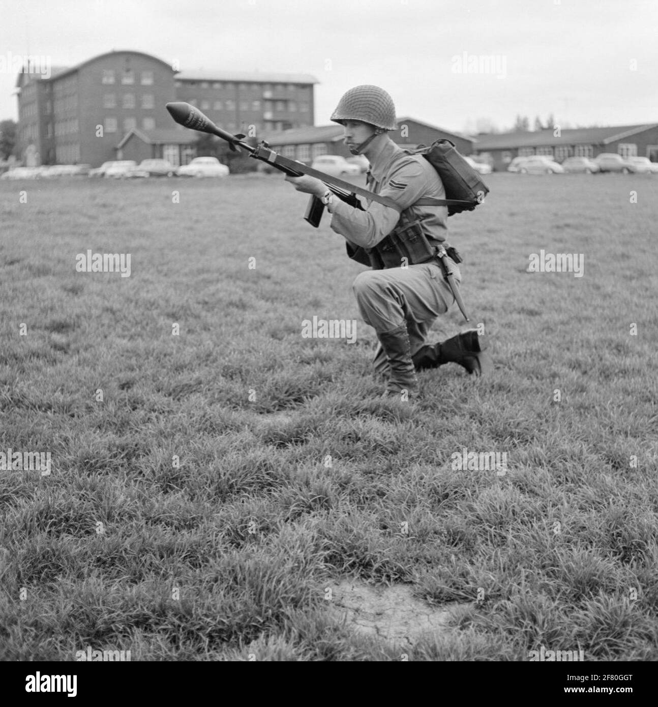 Un caporale dei Mariniers (Kplerns) come sparatutto granaio di pistola sul campo della Van Ghentkazerne (VGKAZ) al ROTAUM. L'arma anticarro è posta su un fucile NATO fal da 7.62 mm. Fal significa fucile automatico fucile (fucile automatico leggero) ed è prodotto dalla fabbrica belga Fn (Fabrique Nationale de Herstal). Foto Stock