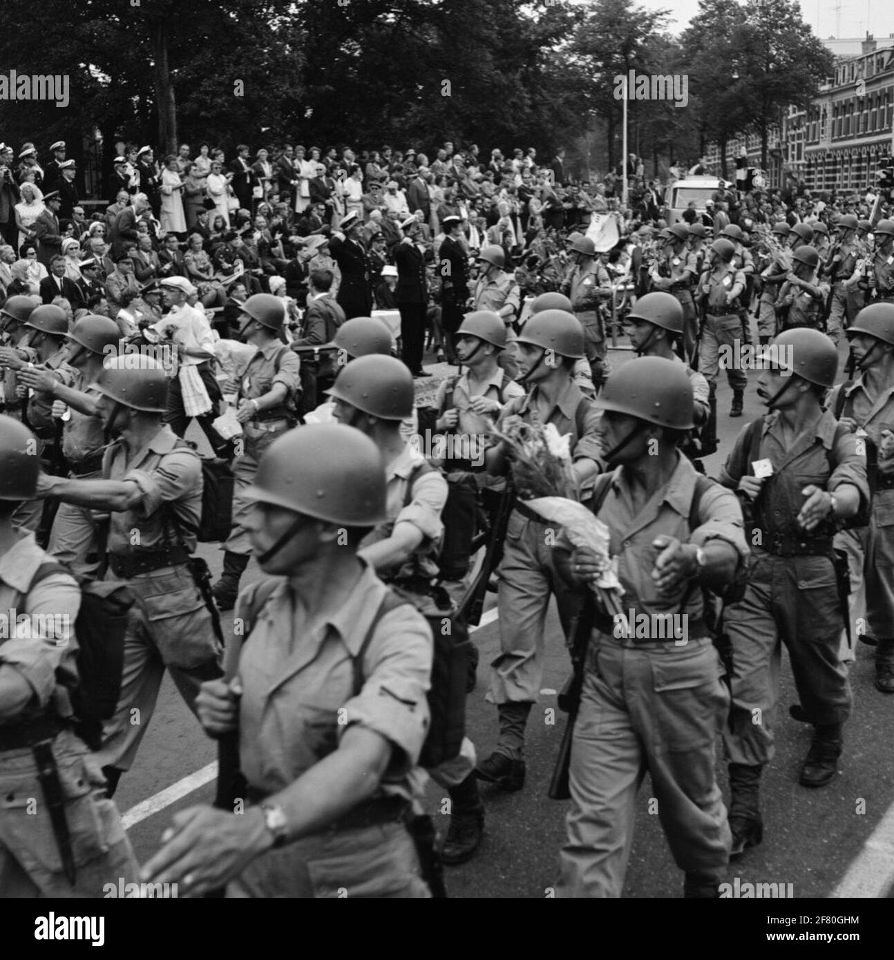 L'ultimo giorno delle quattro Marche giorni a Nijmegen. DEILERE SULLA VIA GLEASE: Sul palco Stand da sinistra a destra il comandante del corpo dei Marini, il comandante del Neemacht Nederland e il capo del dipartimento delle donne marine. Foto Stock