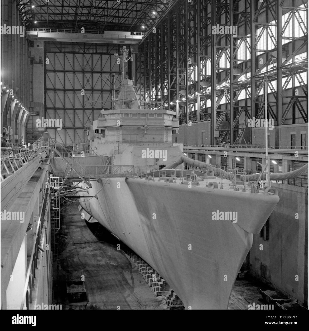 Il S-Frigate HR.MS Kortenaer (1978-1997) nel nuovo molo di Den Helder nell'aprile 1990. Foto Stock