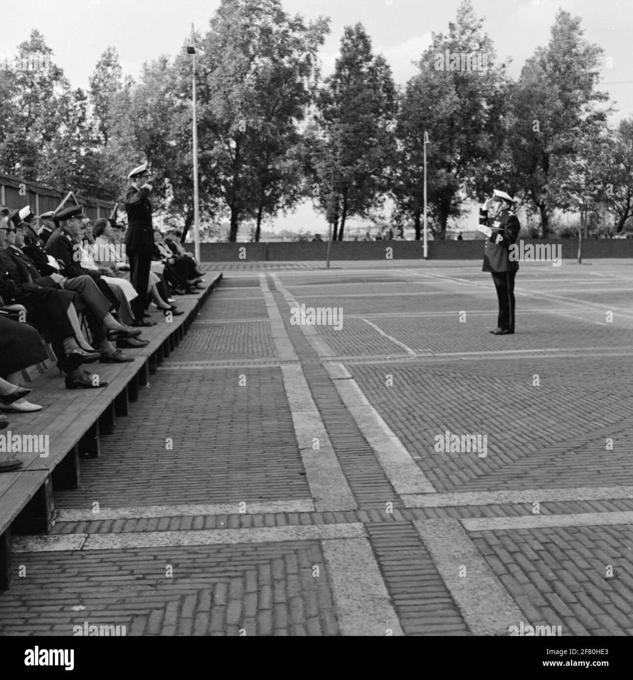 Sulla zona di esercizio di ​​the Van Ghentkazerne (VGKAZ) al ROTAM, Kapitein der Mariniers (Kaptmarns) prende J.P. Laro la direttiva della Cappella Marina della Royal Netherlands Marine (Markap) su Van Kaptmarns H.C. Van Lijnschooten. Il nuovo direttore riferisce al comandante del corpo Marino (CKMARNS) Generale-maggiore dei Mariniers (Genmajmarns) J.G.M. NASs. Foto Stock