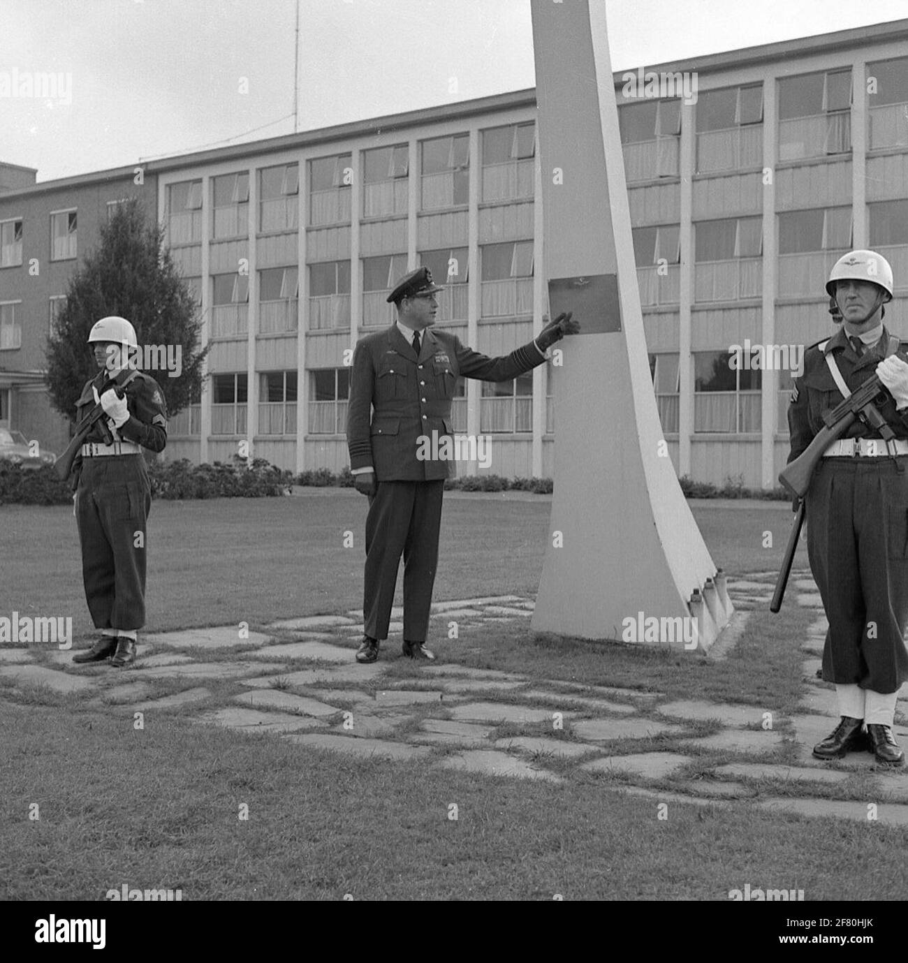 Divulgazione ufficiale di una targa e posizionamento su una base metallica sul prato per officeress con Spitfire Mark IX MK 732 che è stato precedentemente organizzato da 315 Squadron dal comandante della base aerea di Eindhoven Kolonel-kite J. van Arkel. Foto Stock