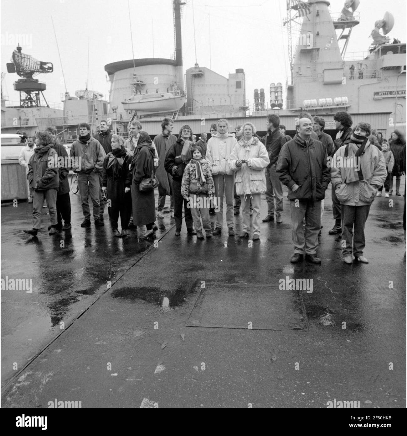 Partenza di un viaggio squadrone Fairwind '90. Famiglia e conoscenti sono in attesa della partenza delle navi. In background HR.MS Bianco De con. Foto Stock