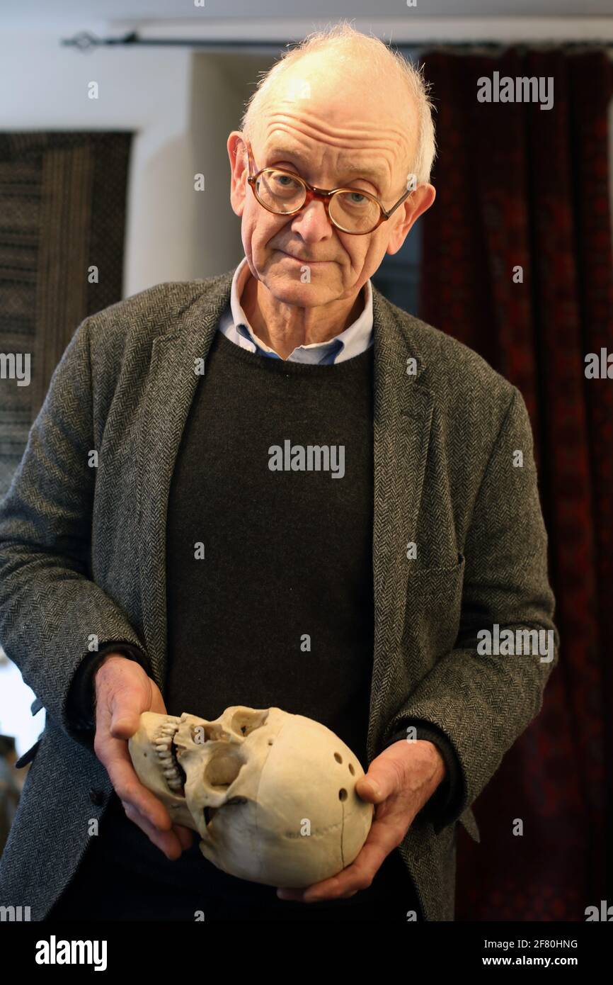 Henry Marsh , il principale neurochirurgo britannico tiene il cranio . Foto Stock